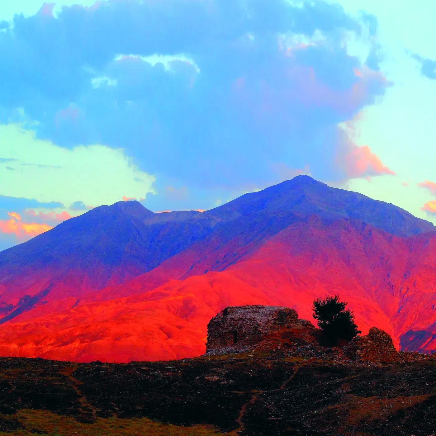 Kömk Manastırı ve Mereto Dağı
